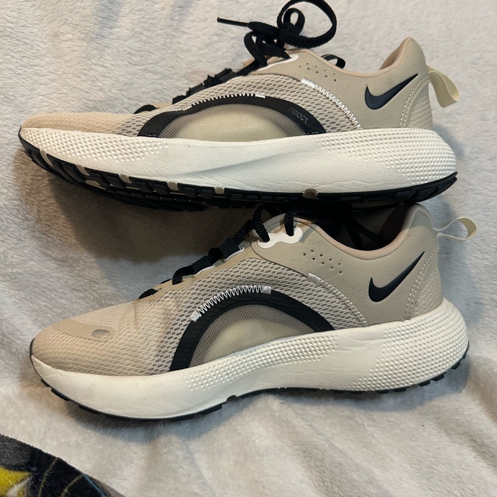 Nike Cream and Black Athletic Shoes - Picture 2 of 8